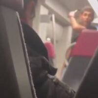Ein mit einer Axt und einem Messer bewaffneter iranischer Asylbewerber hielt mehrere Stunden lang 15 Geiseln in einem Zug zwischen Baulmes und Yverdon-les-Bains fest. Die Geiselnahme endete, als die Polizei am späten Donnerstag den Zug stürmte und den Angreifer tödlich erschoss. (Screenshot vom X-Benutzer hasanml)