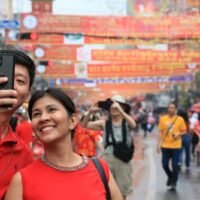 Analysten gehen davon aus, dass Chinas Konjunkturmaßnahmen zu einem Anstieg der Zahl chinesischer Touristen in Thailand führen werden, was möglicherweise dazu führen wird, dass die thailändische Wirtschaft in diesem Jahr eine Wachstumsrate von mindestens 3 % erreicht. Dies ist auf die Erwartung zurückzuführen, dass Pekings Finanzinitiativen gleichzeitig die Wirtschaft beider Nationen ankurbeln werden.
