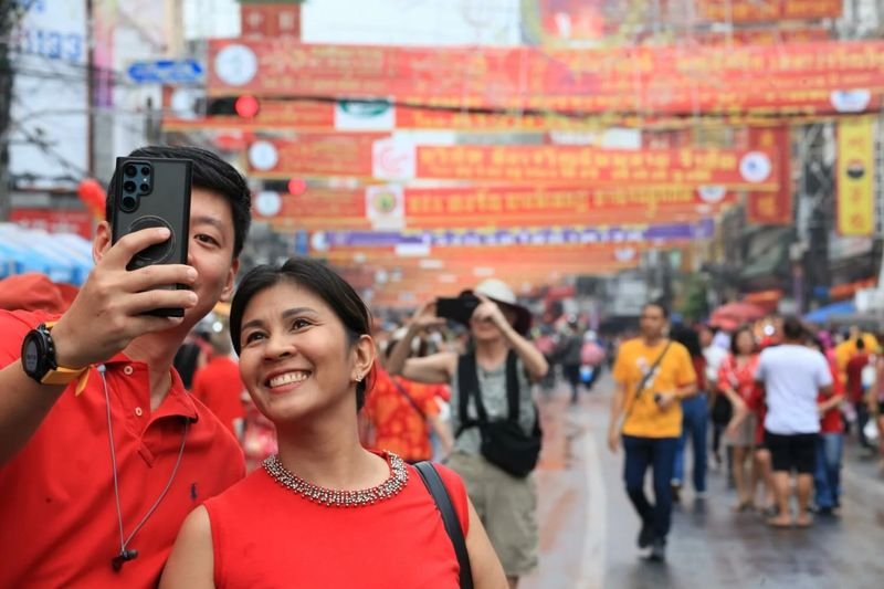 Analysten gehen davon aus, dass Chinas Konjunkturmaßnahmen zu einem Anstieg der Zahl chinesischer Touristen in Thailand führen werden, was möglicherweise dazu führen wird, dass die thailändische Wirtschaft in diesem Jahr eine Wachstumsrate von mindestens 3 % erreicht. Dies ist auf die Erwartung zurückzuführen, dass Pekings Finanzinitiativen gleichzeitig die Wirtschaft beider Nationen ankurbeln werden.