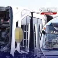 Bis zu 38 thailändische und ausländische Touristen wurden verletzt, nachdem ihr Bus in Richtung Pattaya am Nachmittag des 5. Februar auf der Autobahn gegen einen 22-rädrigen Sattelschlepper prallte, wobei sich das letztere Fahrzeug überschlug und drei Fahrspuren blockierte, berichtete TV Channel 7.