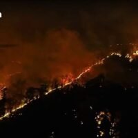 Etwa 250 Feuerwehrleuten, die von zwei Hubschraubern unterstützt wurden, gelang es am Dienstag, einen Waldbrand zu stoppen, der 33.000 Rai des Ob Luang-Nationalparks im Hot-Viertel von Chiang Mai verwüstete. Die Brände wurden nur einen Tag nach dem Einsatz von Truppen der Dritten Armee gelöscht, um das Feuer zu bekämpfen und die Dorfbewohner davon abzuhalten, im riesigen Nationalpark neue Brände zu legen.