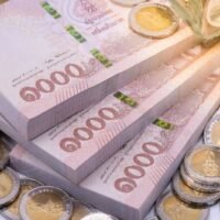 Das Kabinett genehmigte am Dienstag zusätzliche 560 Milliarden Baht an neuen Krediten für das Geschäftsjahr 2024, zusätzlich zu den zuvor genehmigten 194 Milliarden Baht. Die gesamte Neuverschuldung im Geschäftsjahr 2024 würde sich auf 754 Milliarden Baht belaufen, sagte Regierungssprecher Chai Wacharonke bei einem Briefing. Die Summe von 560 Milliarden Baht ist die ursprüngliche Kostenangabe für das Konjunkturprogramm der Pheu Thai Regierung für digitale Geldbörsen, bei dem es zahlreiche Verzögerungen gab.