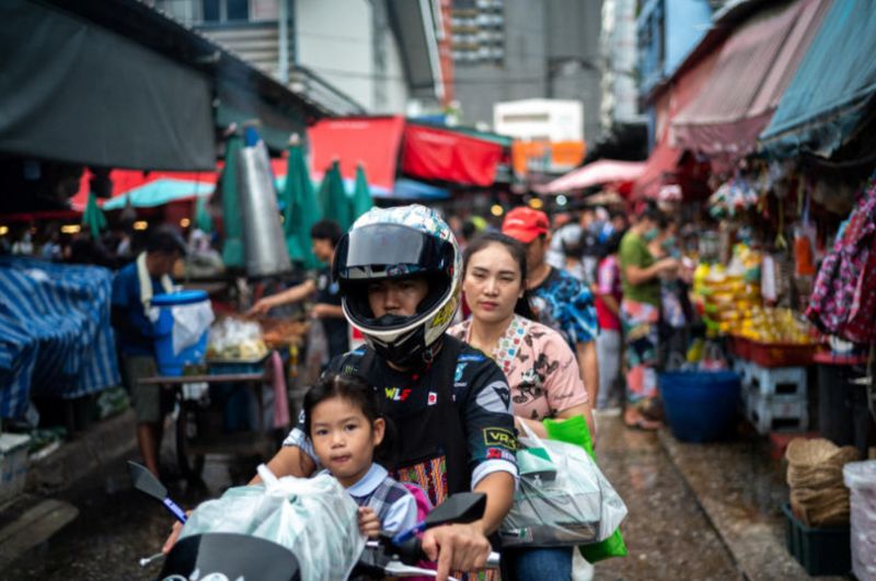 Menschen kaufen am 2. Oktober 2023 auf einem Markt in Bangkok ein. Nach Angaben des National Economic and Social Development Council wuchs Thailands Bruttoinlandsprodukt im vergangenen Jahr um 1,9 %.