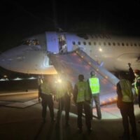 Ein kanadischer Staatsbürger befand sich in Polizeigewahrsam, nachdem er auf einem Flug der Thai Airways International (THAI) nach Bangkok eine Nottür geöffnet hatte, was den Einsatz einer aufblasbaren Notrutsche auslöste. Der Vorfall ereignete sich, als das Flugzeug am Mittwochabend auf dem Weg zur Startbahn am Flughafen Chiang Mai war.