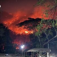 Zuständige Beamte sagten, dass die Brände etwa 30.000 Rai (4.800 Hektar) Wald in drei Bezirken der Provinz Chiang Mai niedergebrannt hätten, nachdem die Brände vor etwa einer Woche begonnen hatten. Parkbeamte sagten, die meisten verbrannten Wälder lägen im Ob Luang Nationalpark. Den Beamten zufolge begannen die Brände fast gleichzeitig in den drei Bezirken Hot, Chomg Thong und Mae Cham.