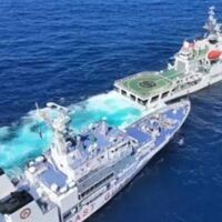 Bei seiner jüngsten Provokation schüchterte ein Schiff der chinesischen Küstenwache ein philippinisches Marineschiff ein, indem es im Südchinesischen Meer beinahe kollidierte. Ein Schiff der chinesischen Küstenwache soll ein Schiff der philippinischen Küstenwache eingeschüchtert und provoziert haben, indem es im Südchinesischen Meer vorbeisegelte und beinahe zusammenstieß.