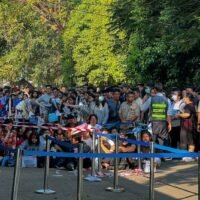 Mehr als 1.000 Menschen standen am Freitag vor der thailändischen Botschaft in Yangon Schlange, als junge Menschen Myanmar verlassen wollten, nachdem die Junta angekündigt hatte, sie würde den Militärdienst einführen.