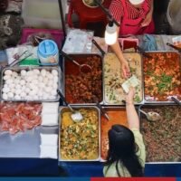 Die Thailändische Botschaft warnt alle Thailänder vor einem Arbeitsbetrug in Kambodscha, der dazu führen könnte, dass sie in die Knechtschaft von Callcenter Banden gezwungen werden. Die thailändische Botschaft in Phnom Penh riet den Thailändern, noch einmal darüber nachzudenken, ob sie eingeladen werden, in hochbezahlten Jobs in Kambodscha zu arbeiten, da viele der Opfer schließlich für Call Center Banden arbeiten.