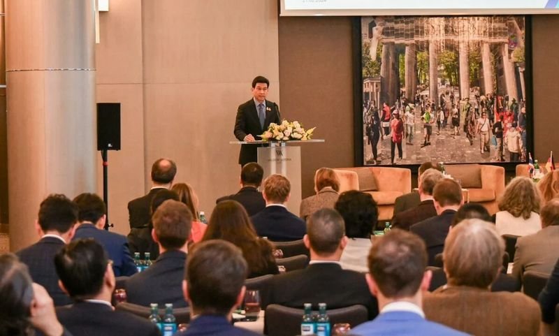 Vizepremierminister Parnpree Bahiddha Nukara kündigte kürzlich auf einer offiziellen Reise nach Deutschland die Absicht der thailändischen Regierung an, deutsche Automobilhersteller dazu zu bewegen , in Thailands aufstrebende Elektrofahrzeugindustrie (EV) zu investieren. Diese Initiative ist Teil der umfassenderen Pläne für den offiziellen Besuch von Premierminister Srettha Thavisin in Deutschland im nächsten Monat.