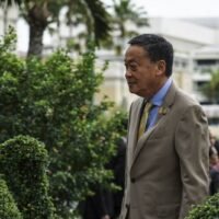 Thailands Wirtschaft, die erheblich von der COVID-19 Pandemie betroffen war, hat sich noch nicht vollständig erholt, da das verarbeitende Gewerbe weiterhin schrumpft, während die Warenexporte zurückgehen. Zu den Erholungsstrategien gehören kurzfristige Methoden wie ein einmaliges digitales Barzahlungsprogramm und ein Schuldenerlass sowie langfristige Pläne mit neuen Freihandelsabkommen, grünen Industrieinitiativen und Infrastrukturprojekten.