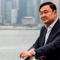 Der faktische Pheu Thai Chef Thaksin Shinawatra wird voraussichtlich am 18. Februar auf Bewährung freigelassen, muss sich danach aber einer Vernehmung wegen Majestätsbeleidigung stellen, teilte eine Polizeiquelle gestern am 6. Februar mit. Es wird nun erwartet, dass der abgesetzte Premierminister auf Bewährung freigelassen wird