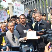. Eine Gruppe von Gegnern plant, heute im Regierungsgebäude eine Petition an Justizminister Tawee Sodsong einzureichen, in der sie gegen die Bewährung des verurteilten ehemaligen Premierministers Thaksin Shinawatra protestieren.