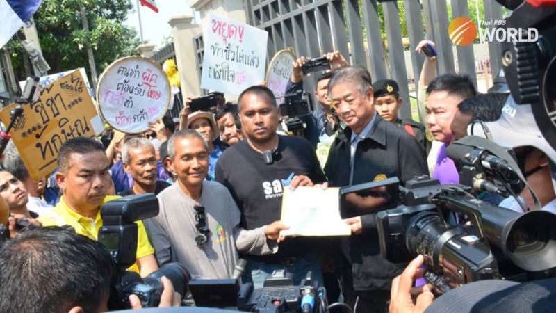 . Eine Gruppe von Gegnern plant, heute im Regierungsgebäude eine Petition an Justizminister Tawee Sodsong einzureichen, in der sie gegen die Bewährung des verurteilten ehemaligen Premierministers Thaksin Shinawatra protestieren.