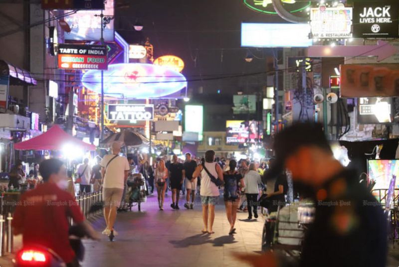 Das Verbrauchsteueramt hat mit Wirkung zum Freitag die Steuersätze für Alkohol und Nachtclubs gesenkt, um den Tourismus und die Inlandsausgaben anzukurbeln. Der Generaldirektor des Ministeriums, Ekniti Nitithanprapas, sagte, dass die neuen Steuersätze im Einklang mit den vom Kabinett am 2. Januar genehmigten Maßnahmen stünden, die darauf abzielen, Thailand zu einem Tourismuszentrum zu machen.