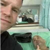 Der tropische Urlaub eines britischen Staatsbürgers in Thailand hat sich zu einem verzweifelten Kampf ums Überleben entwickelt, da er unter erbärmlichen Krankenhausbedingungen mit Verdacht auf Leukämie konfrontiert ist. Mit blutgetränkten Betten und einer bevorstehenden 10.000 Pfund Rechnung (446.000 Baht) ist Dean Pensons Tortur zu einem Albtraum geworden, den seine Freunde unbedingt beenden wollen.