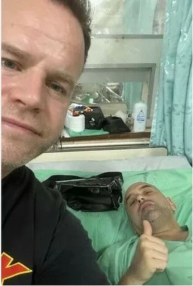 Der tropische Urlaub eines britischen Staatsbürgers in Thailand hat sich zu einem verzweifelten Kampf ums Überleben entwickelt, da er unter erbärmlichen Krankenhausbedingungen mit Verdacht auf Leukämie konfrontiert ist. Mit blutgetränkten Betten und einer bevorstehenden 10.000 Pfund Rechnung (446.000 Baht) ist Dean Pensons Tortur zu einem Albtraum geworden, den seine Freunde unbedingt beenden wollen.