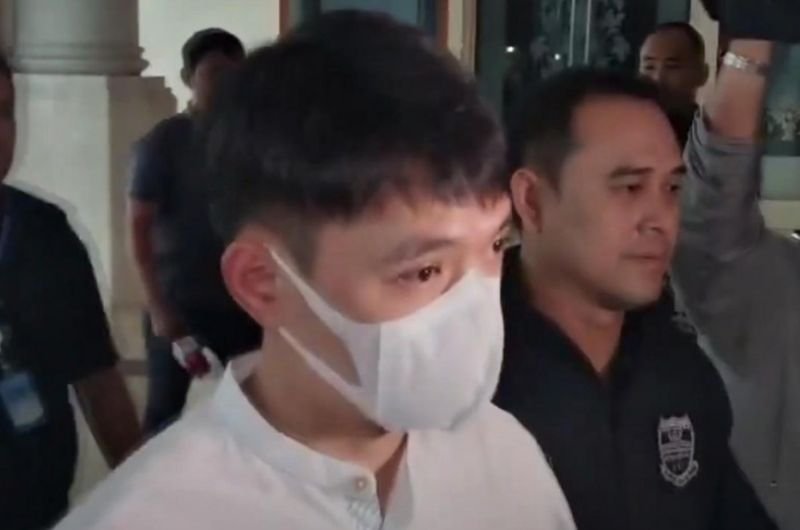 Ein Adoptivsohn eines chinesischen Mafiabosses, der Schweinefleisch schmuggelt, wurde am Dienstag vom Department of Special Investigation (DSI) am Flughafen Don Mueang in Bangkok festgenommen.