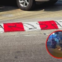 Thailändische Internetnutzer verurteilten zwei ausländische Männer , weil sie Graffiti auf einen Fußweg und auf mehrere Stellen im Stadtteil Patong in Phuket gesprüht hatten . Die Facebook Seite „Das bedeutet so brutal, Provinz Phuket“ veröffentlichte am 23. März das 13-minütige Video der beiden ausländischen Vandalen.