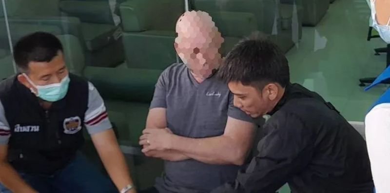 Ein ausländischer Mann war auf der Flucht, nachdem er wegen illegalen Landhandels in Phuket und Surat Thani gesucht wurde. Der Mann wurde schließlich in Pattaya festgenommen, berichtete die Zeitung Naewna am Abend des 15. März.