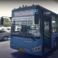 Die Bangkok Mass Transit Authority (BMTA) startet eine Initiative, um ihre veraltete Flotte durch 3.390 Elektrobusse zu ersetzen, gab der stellvertretende Verkehrsminister Manaporn Charoensri bekannt. Während einer kürzlichen Vorstandssitzung wurde bekannt, dass die BMTA der dringenden Anschaffung neuer Elektrobusse Vorrang eingeräumt hat, was im Einklang mit ihrem Engagement steht, die Umweltauswirkungen im gesamten Stadtgebiet zu verringern.