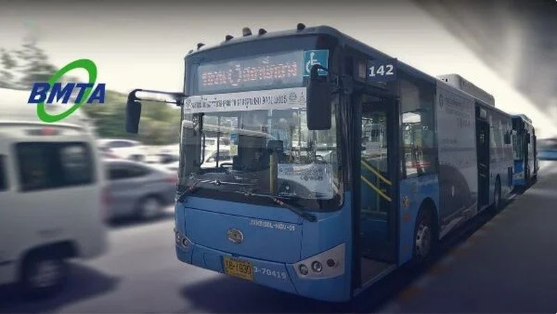 Die Bangkok Mass Transit Authority (BMTA) startet eine Initiative, um ihre veraltete Flotte durch 3.390 Elektrobusse zu ersetzen, gab der stellvertretende Verkehrsminister Manaporn Charoensri bekannt. Während einer kürzlichen Vorstandssitzung wurde bekannt, dass die BMTA der dringenden Anschaffung neuer Elektrobusse Vorrang eingeräumt hat, was im Einklang mit ihrem Engagement steht, die Umweltauswirkungen im gesamten Stadtgebiet zu verringern.