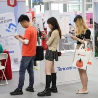 Beflügelt durch den Erfolg seiner Beschäftigungsförderung im letzten Jahr wird China seine Anstrengungen und Ressourcen auch in diesem Jahr auf die Stabilisierung des Arbeitsmarktes konzentrieren und der Beschäftigung junger Menschen Priorität einräumen.