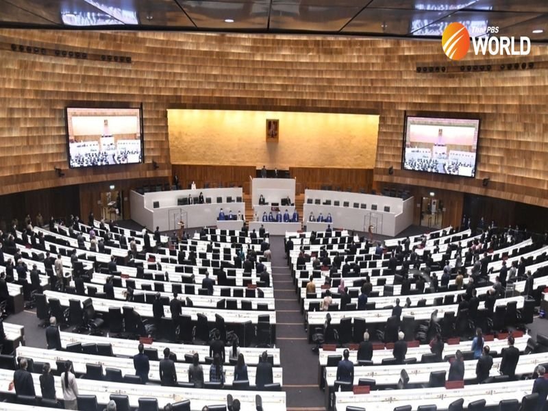 Premierminister Srettha Thavisin dankte den Mitgliedern des Repräsentantenhauses, nachdem sie für die zweite und dritte Lesung des 3,48 Billionen Baht schweren Haushaltsentwurfs der Regierung für das Haushaltsjahr 2024 gestimmt hatten, der seit Oktober letzten Jahres in Kraft treten sollte.