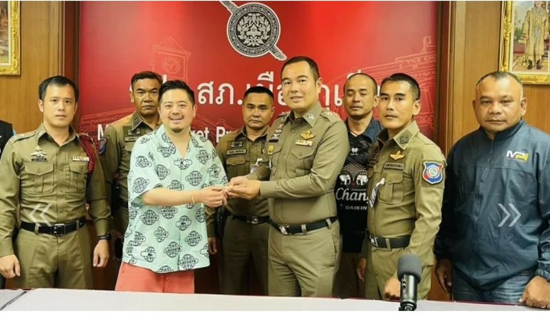 Ein wertvolles goldenes Cartier Armband im Wert von etwa 750.000 Baht wurde am späten Donnerstagabend von einem chinesischen Staatsbürger auf der Thalang Road in Phuket als vermisst gemeldet.Der Chinese, der 45-jährige Wang Lei, bedankte sich bei der örtlichen Polizei für ihr schnelles Eingreifen bei der Suche und Rückgabe seines verlorenen Eigentums.