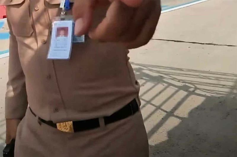 Ein Vorfall im Straßenverkehr, an dem bewaffnetes Militärpersonal beteiligt war, hat eine Untersuchung durch das Hauptquartier der Royal Thai Armed Forces (RTAF) ausgelöst . In der auf Video festgehaltenen Episode war ein uniformierter , mit einer Pistole bewaffneter Militärmann zu sehen, der an einer Mautstelle einen Pickup-Fahrer wegen seines Fahrverhaltens zur Rede stellte.