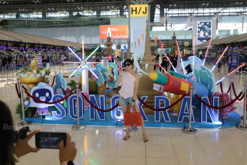 Fluggesellschaften bieten während Songkran zusätzliche Flüge und Ermäßigungen an. Fluggesellschaften werben Songkran Reisende mit zusätzlichen Flügen und Ticketrabatten in Erwartung einer starken Nachfrage während des jährlichen Wasserfestivals.
