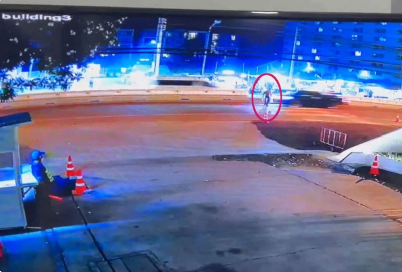 Ein chinesischer Tourist wurde am Freitagabend, dem ersten Tag seiner Ankunft in Thailand, getötet, nachdem er auf einem Zebrastreifen im Bezirk Bang Bo in der Provinz Samut Prakan von einem rasenden Pickup angefahren worden war.