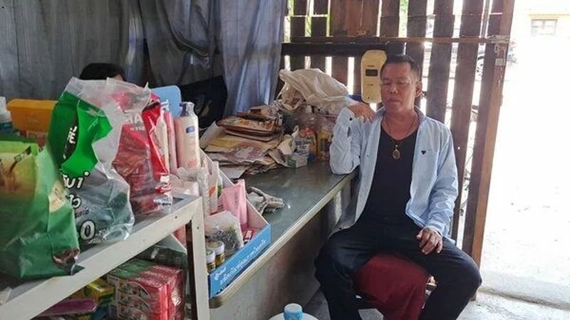 Ein pensionierter thailändischer Polizist entkam nur knapp dem Tod , als ein Amerikaner ihn gestern in einem Lebensmittelgeschäft im Dorf angegriffen und gewürgt haben soll .Der Vorfall wurde der Polizei gemeldet , die den Fall untersucht und für Gerechtigkeit für beide Beteiligten sorgt.