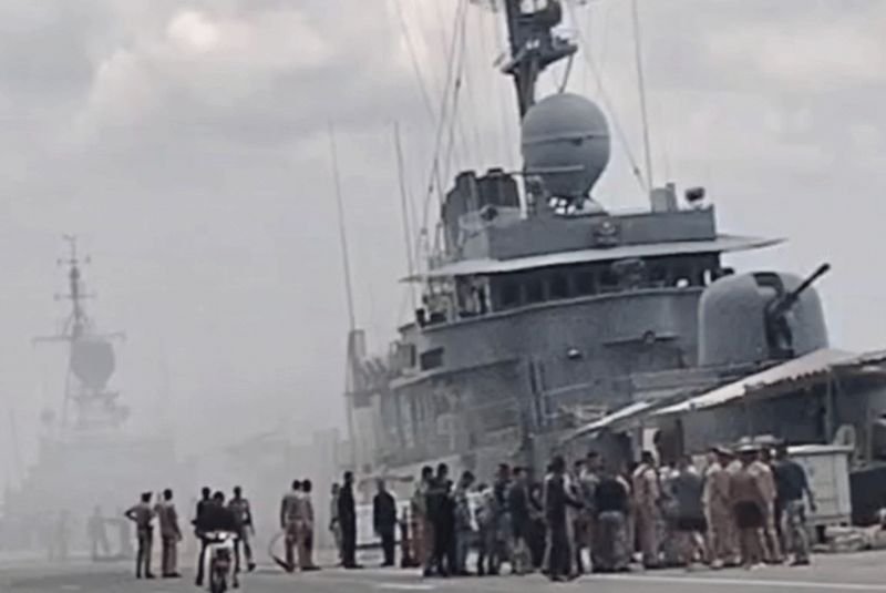 Ein Artillerieschuss der HTMS Chonburi traf am Donnerstag versehentlich die Fregatte HTMS Khirirat, verursachte einen Brand und verletzte drei Menschen. Beide thailändischen Marineschiffe lagen am Laem Thian Pier des Marinestützpunkts Sattahip in der Provinz Chon Buri vor Anker.Der Vorfall ereignete sich um 11.50 Uhr, als der Artillerieschuss der vorderen Artillerie der HTMS Chonburi den hinteren Teil der HTMS Khirirat traf.
