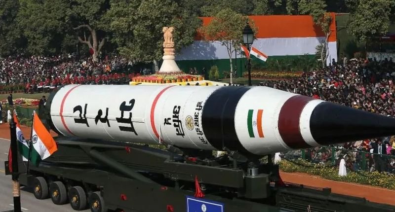 Indien hat zum ersten Mal erfolgreich eine im Inland entwickelte ballistische Rakete getestet, die mehrere Atomsprengköpfe tragen kann, sagte Premierminister Narendra Modi gestern (11. März).Premierminister Modi sagte in Kommentaren auf der Social-Media Plattform:
Die MIRV-Technologie ermöglicht es der Agni-5, mehrere Atomsprengköpfe gleichzeitig zu tragen, sodass sie sich aufteilen und verschiedene Ziele treffen können.