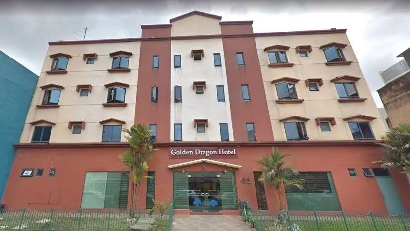 In einer gestern veröffentlichten düsteren Erklärung bestätigte die Polizei von Singapur (SPF) die Hinrichtung eines bangladeschischen Staatsbürgers wegen Mordes an seiner ehemaligen Verlobten in einem Budget-Hotel in Geylang im Jahr 2018. Trotz eifriger Gnadengesuche blieb die Entscheidung des Präsidenten standhaft und besiegelte Ahmed Salims düsteres Schicksal.