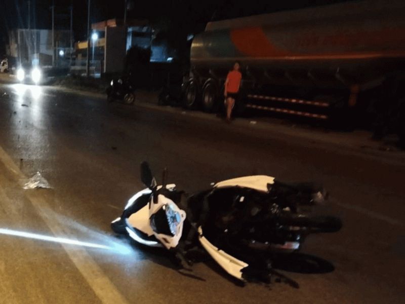 Zwei Ausländer und eine Thailänderin kamen heute am Sonntag auf der Urlaubsinsel Phuket bei einem scheinbaren Kettenunfall mit einem Motorrad ums Leben.Die Polizeistation Chalong meldete den Unfall um 2.47 Uhr, nachdem sie auf den Unfall auf einer Straße zum Rawai Strand aufmerksam gemacht worden war.