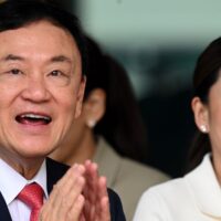 Paetongtarn Shinawatra, die dynamische jüngste Tochter des ehemaligen thailändischen Premierministers Thaksin Shinawatra, sorgt im politischen Sektor des Landes für Aufsehen. Als derzeitige Vorsitzende der regierenden Pheu Thai Partei bringt sie eine Kombination aus akademischem Können und politischer Abstammung mit.