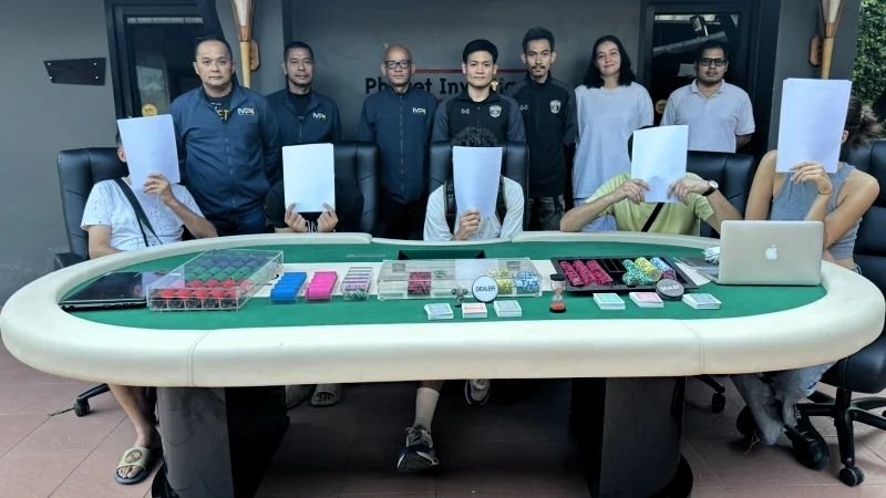 In den frühen Morgenstunden des heutigen Tages wurde eine Spielhölle in Ratsada, nördlich der Stadt Phuket , von der Provinzpolizei Phuket und der Stadtpolizei Phuket durchsucht. Die Razzia führte zur Festnahme von vier russischen Staatsangehörigen und einem Ukrainer. Die Operation, die nach einem Insiderhinweis durchgeführt wurde, fand an einem Standort in der Thepkrasattri Road in Moo 6, Ratsada, in der Nähe der Hauptfiliale von SuperCheap statt.