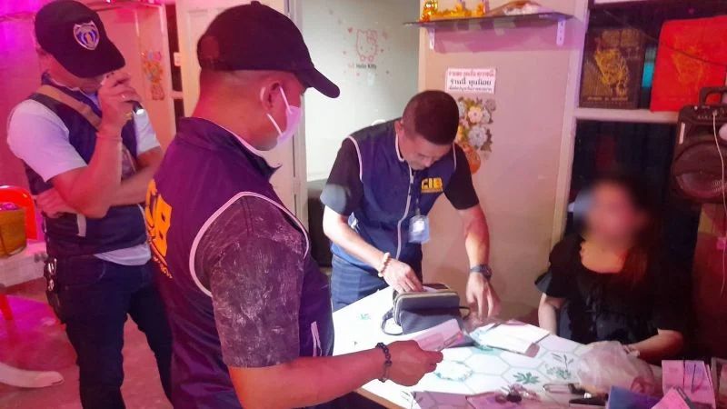 Das Central Investigation Bureau (CIB) führte eine Razzia in einer illegalen Karaoke- Einrichtung im Bezirk Rassada von Phuket durch , in der nachweislich Sexdienstleistungen für Mädchen im Alter von 13 Jahren angeboten wurden, was schließlich zur Verhaftung der Betreiberin führte. Die Festnahme war Teil einer größeren Polizeiinitiative, die sich an Personen richtete, die an der Beschaffung von Minderjährigen für sexuelle Dienstleistungen beteiligt waren.