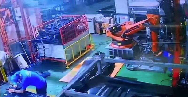 Bei einem herzzerreißenden Vorfall am Mittwoch in der Vandapac- Fabrik in der Provinz Chon Buri endete ein ganz normaler Tag tödlich , als ein Roboterarm einen Arbeiter traf und ihn zu Tode drückte .Der ahnungslose Arbeiter ging gerade seinen Pflichten nach und legte Materialbögen aus, als sich völlig unerwartet eine Tragödie ereignete.