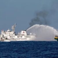 Schiffe der chinesischen Küstenwache feuern Wasserwerfer auf ein philippinisches Nachschubschiff Unaizah am 4. Mai auf dem Weg zu einer Nachschubmission am Second Thomas Shoal im Südchinesischen Meer, am 5. März 2024.