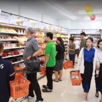 Nur sechs Monate nach der Eröffnung der ersten Seven Eleven Filiale in Laos – in der Hauptstadt Vientiane – wurde aufgrund der positiven Resonanz die vierte Filiale des Landes in Pakse, der Provinz Champasak und dem Wirtschaftszentrum der südlichen Region, eröffnet. Pakse ist auch ein wichtiges Touristenziel und bekannt für sein Potenzial an natürlichen Ressourcen, seiner Kultur und seinen hilfsbereiten Menschen.