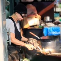 Ein Mann, der im mit einem Michelin-Stern ausgezeichneten Streetfood-Restaurant „Jay Fai“ Junsuta in Supinya aß, ohne seine Rechnung zu bezahlen, war kein Polizeiinspektor in Zivil, wie er behauptete, teilte die Polizei am Freitag mit.