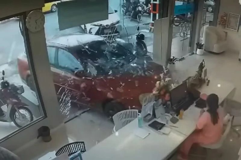Auf einer Nachrichten Facebook Seite wurde am Sonntag, dem 24. März, ein Video geteilt, das den schockierenden Vorfall aufzeichnete. Das Filmmaterial zeigt eine rote Limousine, die durch die Glastür einer Schönheitsklinik kracht und gegen einen Empfangstresen prallt, an dem eine Angestellte saß. Durch den Aufprall prallte der Körper der Frau hinter ihr gegen die Wand.