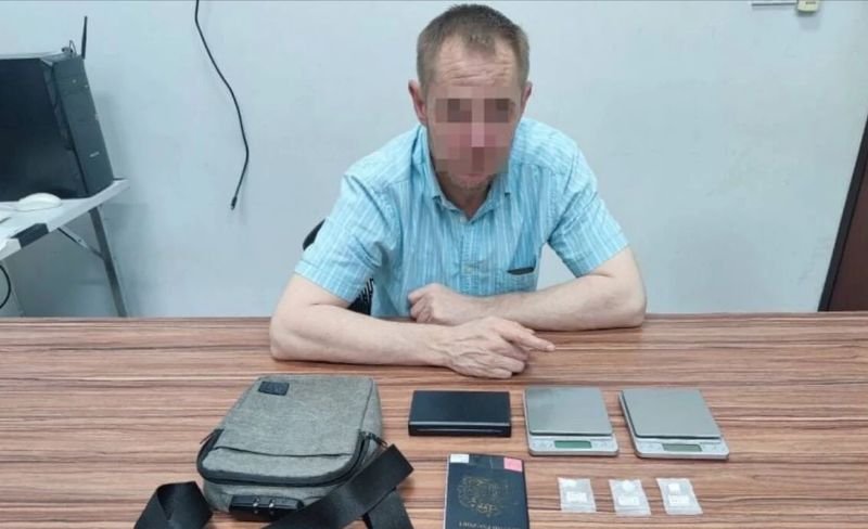 Einem Briten droht eine lebenslange Haftstrafe, nachdem thailändische Polizisten sein Hotelzimmer gestürmt und Berichten zufolge einen beträchtlichen Vorrat an illegalen Drogen gefunden haben. Der Brite Stephen M. wurde wegen des Verdachts auf Kokainhandel vor Ort festgenommen.