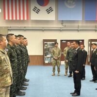 Verteidigungsminister Sutin Klungsang besprach mit seinem südkoreanischen Amtskollegen die bilaterale Zusammenarbeit in der Rüstungsindustrie während eines offiziellen Besuchs in dem ostasiatischen Land, der am Samstag zu Ende ging.