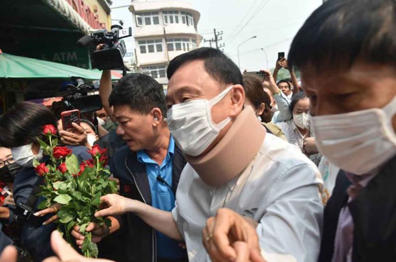 Der frühere Premierminister Thaksin Shinawatra forderte seine Kritiker am Samstag auf, sich auf wichtigere Themen zu konzentrieren, als jede seiner öffentlichen Aktionen, über die in den Medien berichtet wird, genau zu prüfen.