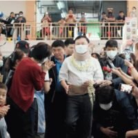 Thaksin Shinawatra sagte am Freitag, dass er glücklich sei, wieder mit seiner Familie zusammen zu sein. Dies war sein erster öffentlicher Kommentar seit seiner Freilassung auf Bewährung im letzten Monat.