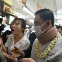 Das plötzliche Erscheinen des ehemaligen Premierministers Thaksin Shinawatra im Hauptquartier der Pheu Thai Partei hat heftige Spekulationen über seine wahren Absichten ausgelöst. Um die zunehmenden Gerüchte zu zerstreuen, stellte Phumtham Wechayachai, ehemaliger Generalsekretär der Pheu Thai Partei, klar, dass Thaksins geplantes Treffen am Dienstag lediglich eine Geste der Bequemlichkeit sei. „Es geht nicht um Kontrolle. Es geht um Respekt“, sagte er.