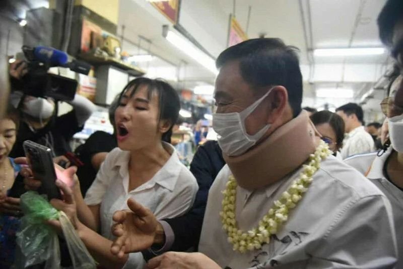 Das plötzliche Erscheinen des ehemaligen Premierministers Thaksin Shinawatra im Hauptquartier der Pheu Thai Partei hat heftige Spekulationen über seine wahren Absichten ausgelöst.Um die zunehmenden Gerüchte zu zerstreuen, stellte Phumtham Wechayachai, ehemaliger Generalsekretär der Pheu Thai Partei, klar, dass Thaksins geplantes Treffen am Dienstag lediglich eine Geste der Bequemlichkeit sei.
„Es geht nicht um Kontrolle. Es geht um Respekt“, sagte er.